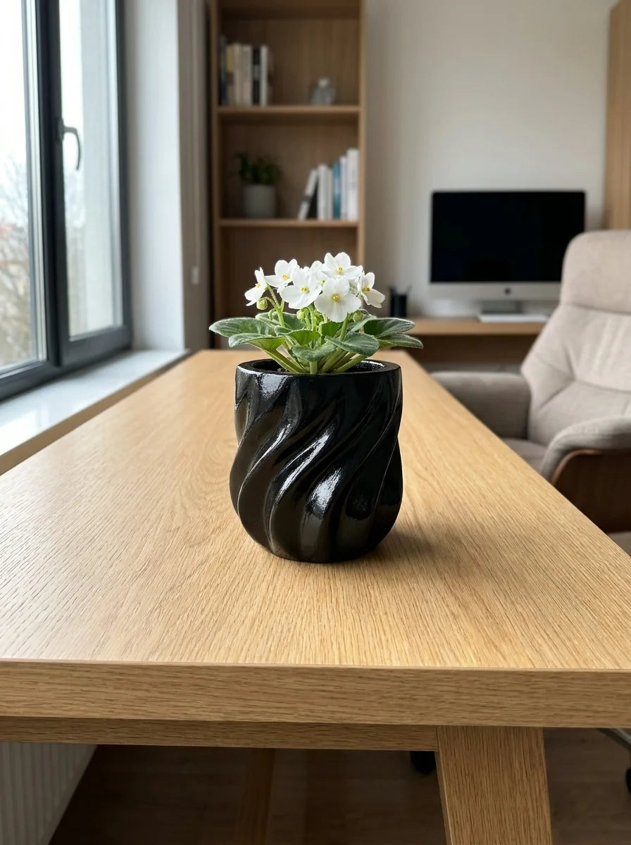 Terra dekoratif beton saksı, çiçekli bitkiyle sade ev dekorasyonu